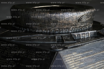 Przed stadionem pilkarskim PGE Arena odslonieto jej...