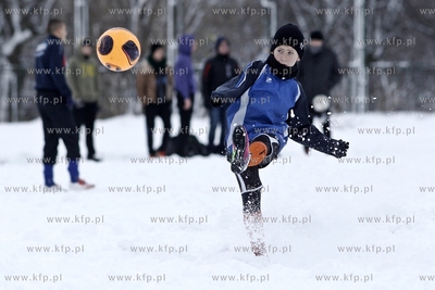 Gdansk Zaspa. Pilkarski turniej dzikich druzyn Do przerwy...