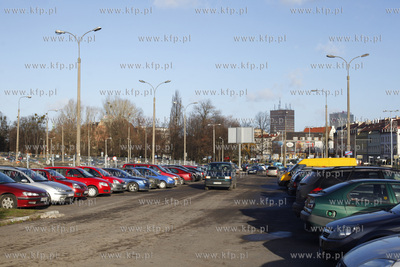 Parking na Targu Siennym i Rakowym w Gdansku.
28.11.2013
fot....