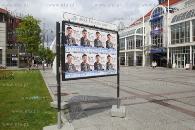 Plakaty wyborcze Adama Erwina Dziambora z Nowej Prawicy...