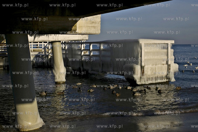 Oblodzone molo w Gdańsku Brzeźnie.
04.01.2016
fot....