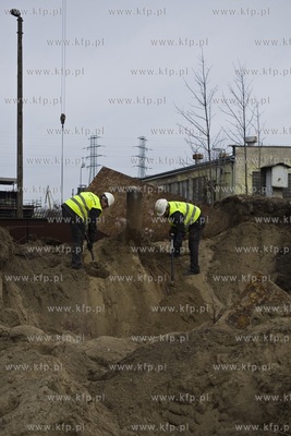Stocznia Gdańska. Prace przy odkopywaniu schronu zbudowano...