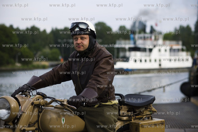 Jedne z ostatnich przepraw przez Martwą Wisłe promem...