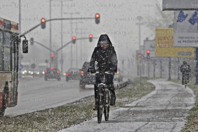 Pierwszy śnieg na scieżce rowerowej na wysokości...