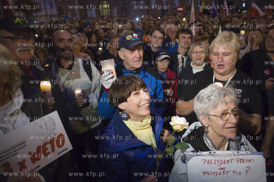 Gdańsk. Łańcuch światła, protest przed Sądem...