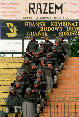 Policja na stadionie gdanskiej Lechii podczas meczu...