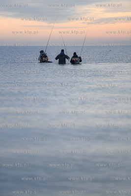 Gdynia Orłowo. Wędkarze na porannym połowie w wodach...