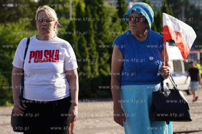 Gdańsk, Plac Solidarności. Demonstracja, pod hasłem...