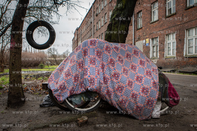 Gdańsk, ul. Reduta Żbik. Nz. Rowery przykryte kołdrą....