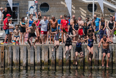 Sopot. 12. Charytatywny skok z molo do morza dla Moniki...