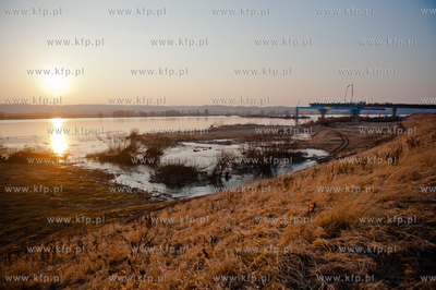 Kwidzyn. Budowa mostu na rzece Wisle. 
07.03.2012...