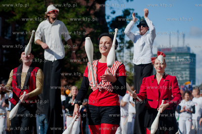 Gdansk. Ulica Rajska. Parada z udzialem bebniarzy,...