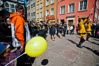 Gdansk. Ul. Dluga. Korowod Pol Nadziei z udzialem Orkiestry...