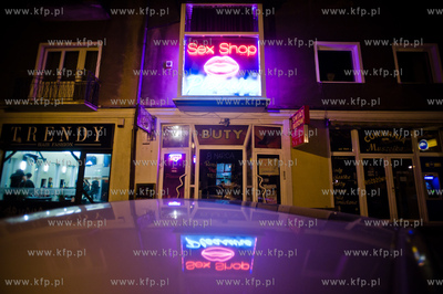 Gdansk. Ul. Panska. Noeony reklamujace znajdujacy sie...