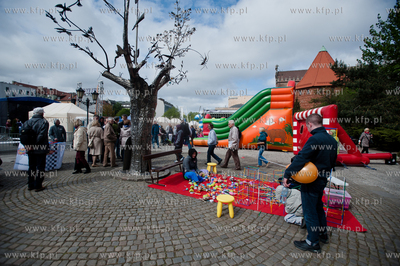 Gdansk. Targ Weglowy. Wielki Festyn Rodzinny, swietujacy...