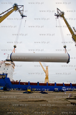 Stocznia Gdanska. Zaladunek elementow wiez wiatrowych,...