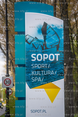 Sopot. Ul. Bitwy pod Plowcami. Nowe witacze zamontowane...