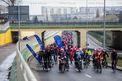 Gdansk. Mikolaje na rowerach jada dla Wielkiej Orkiestry...