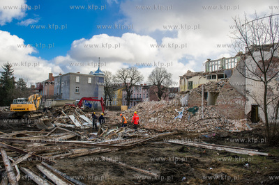 Gdansk. Rozbiorka budynku dawnej przychodni przy ulicy...