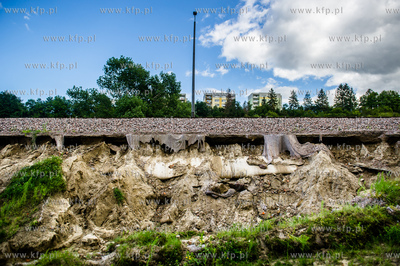 Gdańsk. Uszkodzony przez silne opady deszczu nasyp...