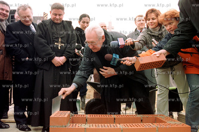 Andrzej Wajda wmorowuje kamien wegielny pod budowe...