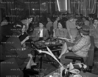 Wnetrze kawiarni w Trojmiescie. 1964 0004388z Fot....