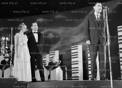 IV Miedzynarodowy Festiwal Piosenki w Sopocie. Na scenie...