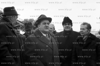 Czlonek Biura Politycznego, sekretarz KC PZPR Jan Szydlak...