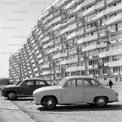 Samochody marki Syrena na parkingu przed falowcem na...