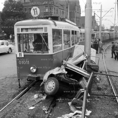 Zderzenie tramwaju lini 11 z samochodem na Wałach...