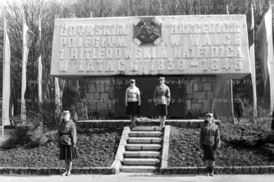 Warta honorowa harcerzy ZHP przy pomniku Harcerzom...