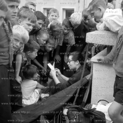 Młodzi miłośnicy szermierki proszą o autograf zawodniczke...