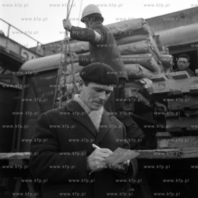 Załadunek przeznaczonych na eksport beczek w pocie...