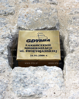Swieto ulicy Swietojanskiej w Gdyni.Kamien upamietniajacy...