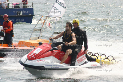 Aktor Maciej Zakoscielny plywa na skuterze wodnym po...