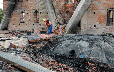 Odbudowa kosciola Sw. Katarzyny w Gdansku. Nz. Robotnicy...