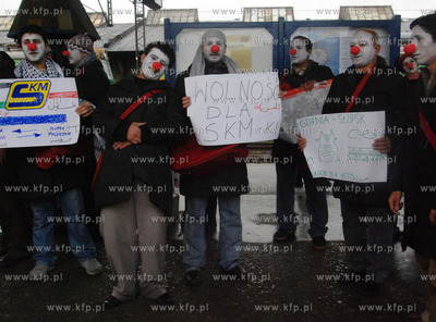 Grupa mlodych Palestynczykow bioraca udzial w programie...