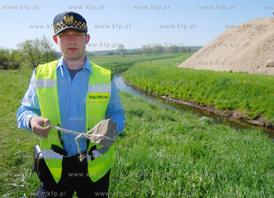Nieznani sprawcy probowali utopic malego koziolka,...