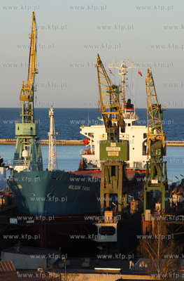 Stocznia Remontowa Nauta SA w Gdyni wieczorem. n/z...