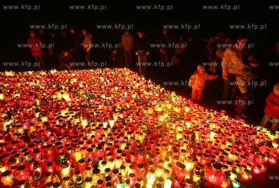 Swieto Zmarlych na szczecinskim cmentarzu centralnym.
Jest...