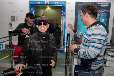 Gdansk, Rebiechowo. Dariusz Michalczewski wita na lotnisku...