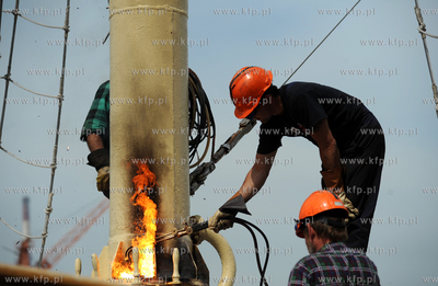 Gdansk. Stocznia Remontowa. Naprawa polamanych masztow...