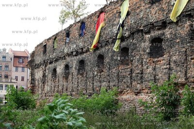 Gdansk - Wyspa Spichrzow. Fragment zabytkowych murow...