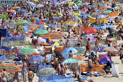 Tlum plazowiczow w samo poludnie na plazy w Mielnie.
04.07.2010
Fot....