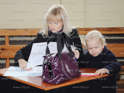 Prezydent Gdyni Wojciech Szczurek wraz z rodzina glosowal...