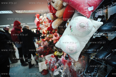 Walentynki w Gdansku. Nz. Walentynkowe akcesoria na...