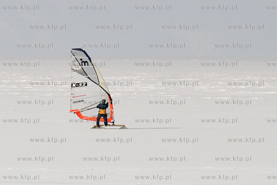 Wczesnym popoludniem w Rewie na skutej lodem Zatoce...