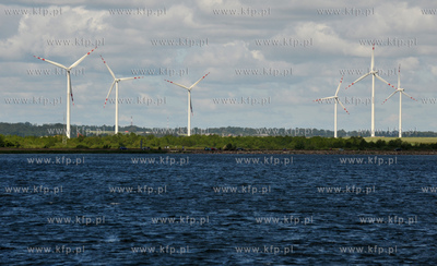 Puck. Elektownie wiatrowe w Rzucewie widziane od strony...