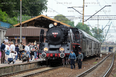 Pociag "Heweliusz", prowadzony przez parowoz z wolsztynskiej...