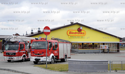 Na skutek silnego wiatru przechylil sie slup z logotypem...